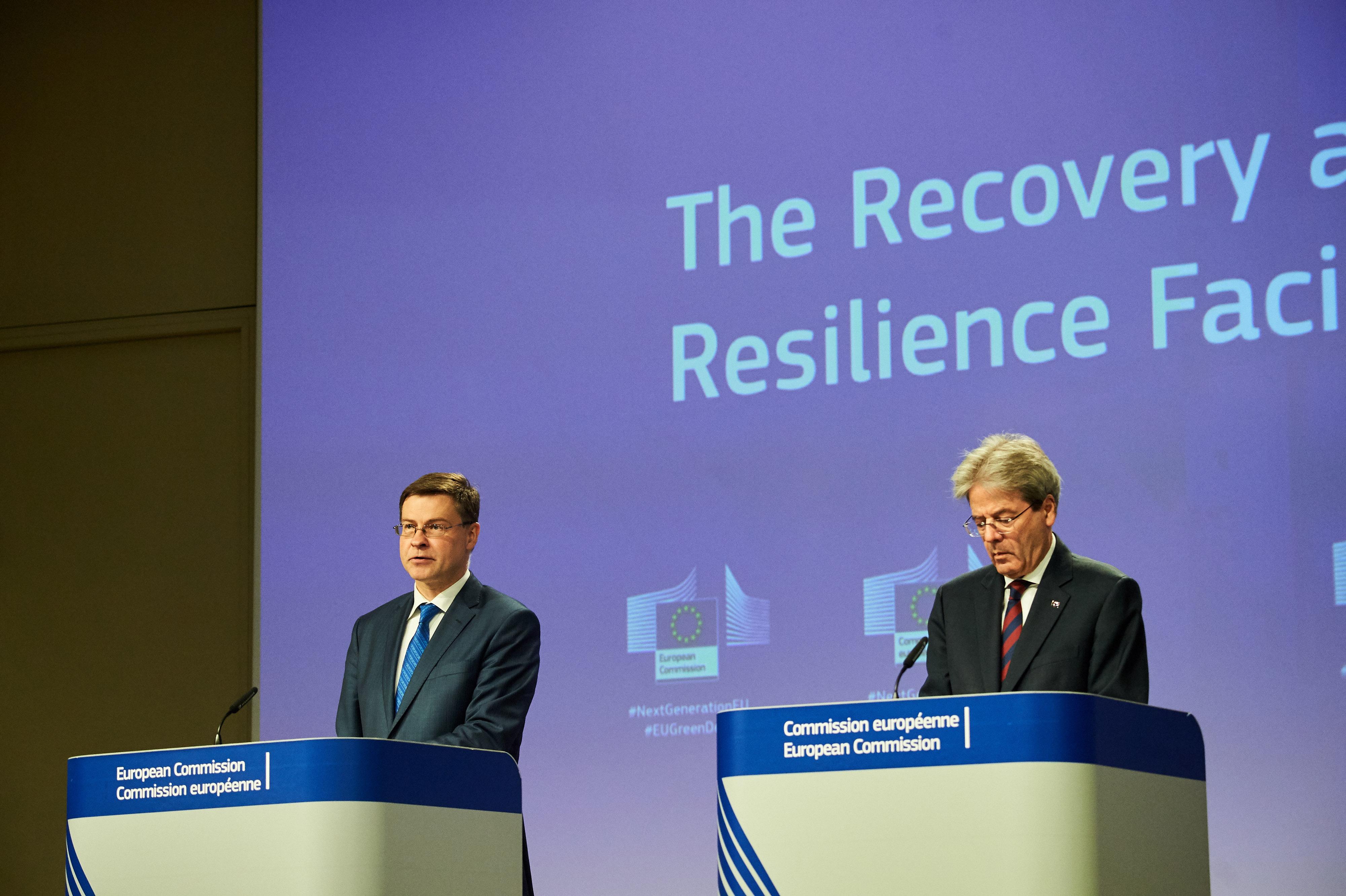 Valdis Dombrovskis, vicepresidente de la CE (izqda), y Paolo Gentiloni, Comisario Europea de Economía (dcha). EP  