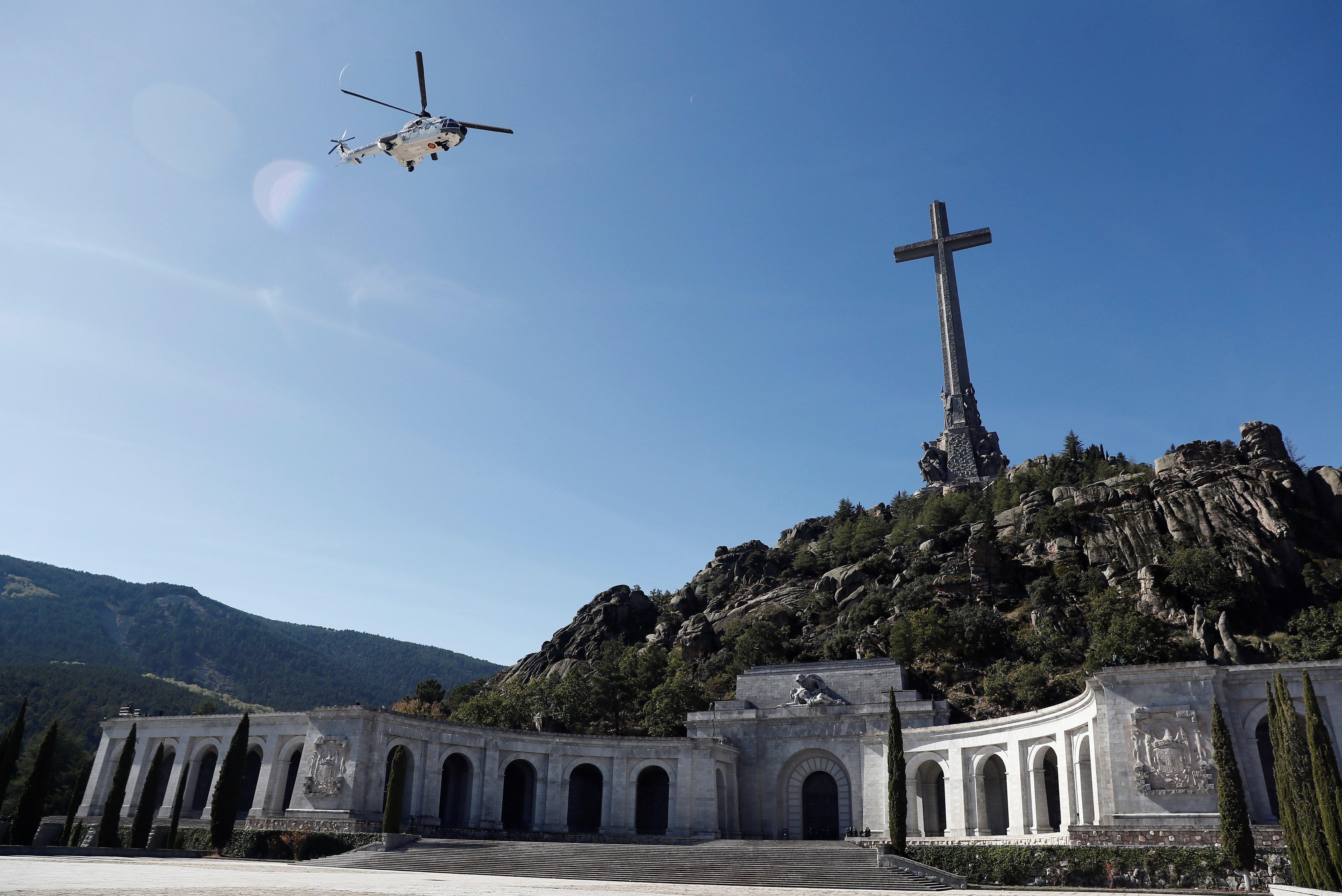 Un helicóptero traslada los restos del dictador Francisco Franco del Valle de los Caídos al cementerio de Mingorrubio. Fuente: Europa Press.