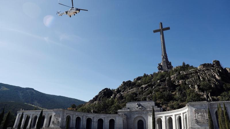 Un helicóptero traslada los restos del dictador Francisco Franco del Valle de los Caídos al cementerio de Mingorrubio. Fuente: Europa Press.
