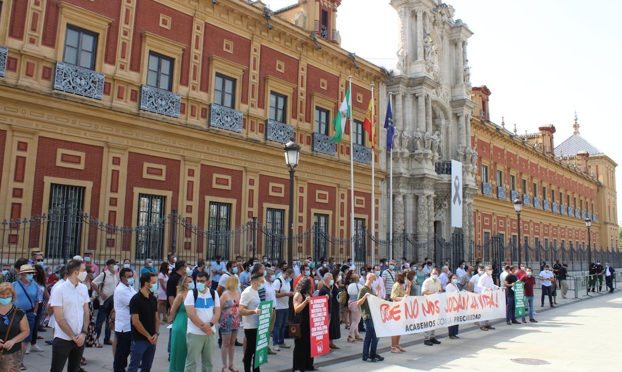 Protesta de alcaldes y cargos públicos de IU ante el palacio de San Telmo, este martes.