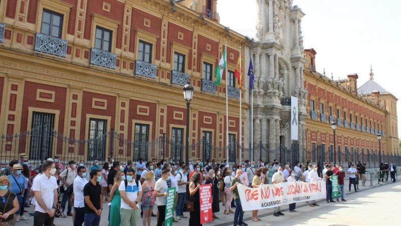 Protesta de alcaldes y cargos públicos de IU ante el palacio de San Telmo, este martes.