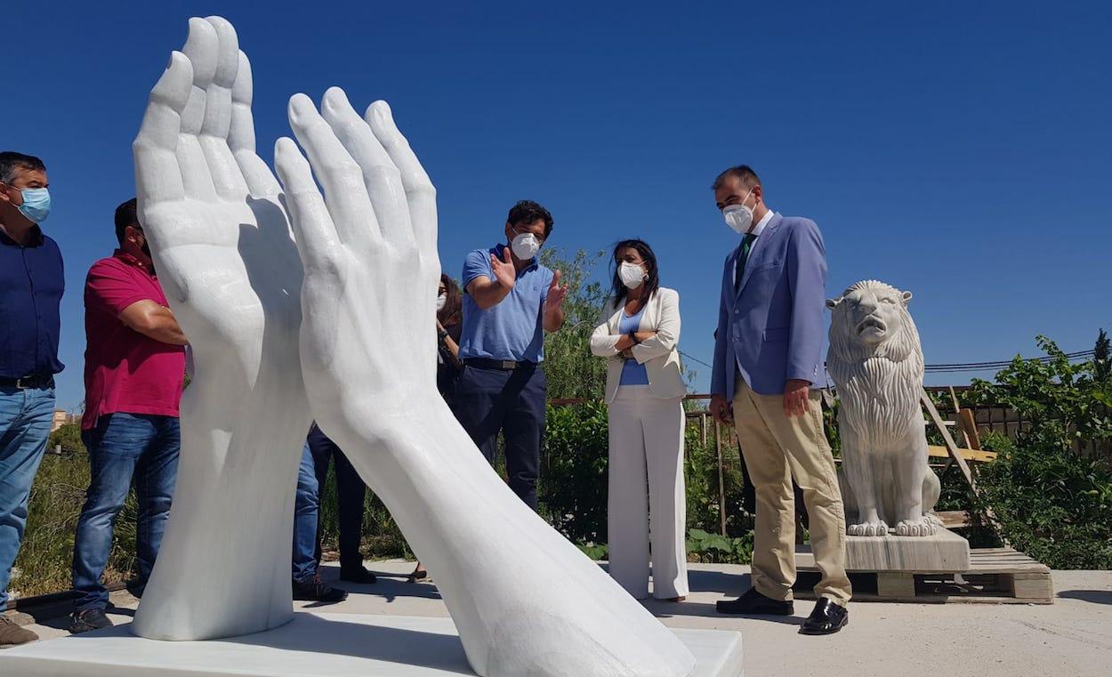 Escultura de homenaje a los sanitarios por el Covid 19, financiada y cedida por la Asociación de Empresarios del Mármol de Andalucía.