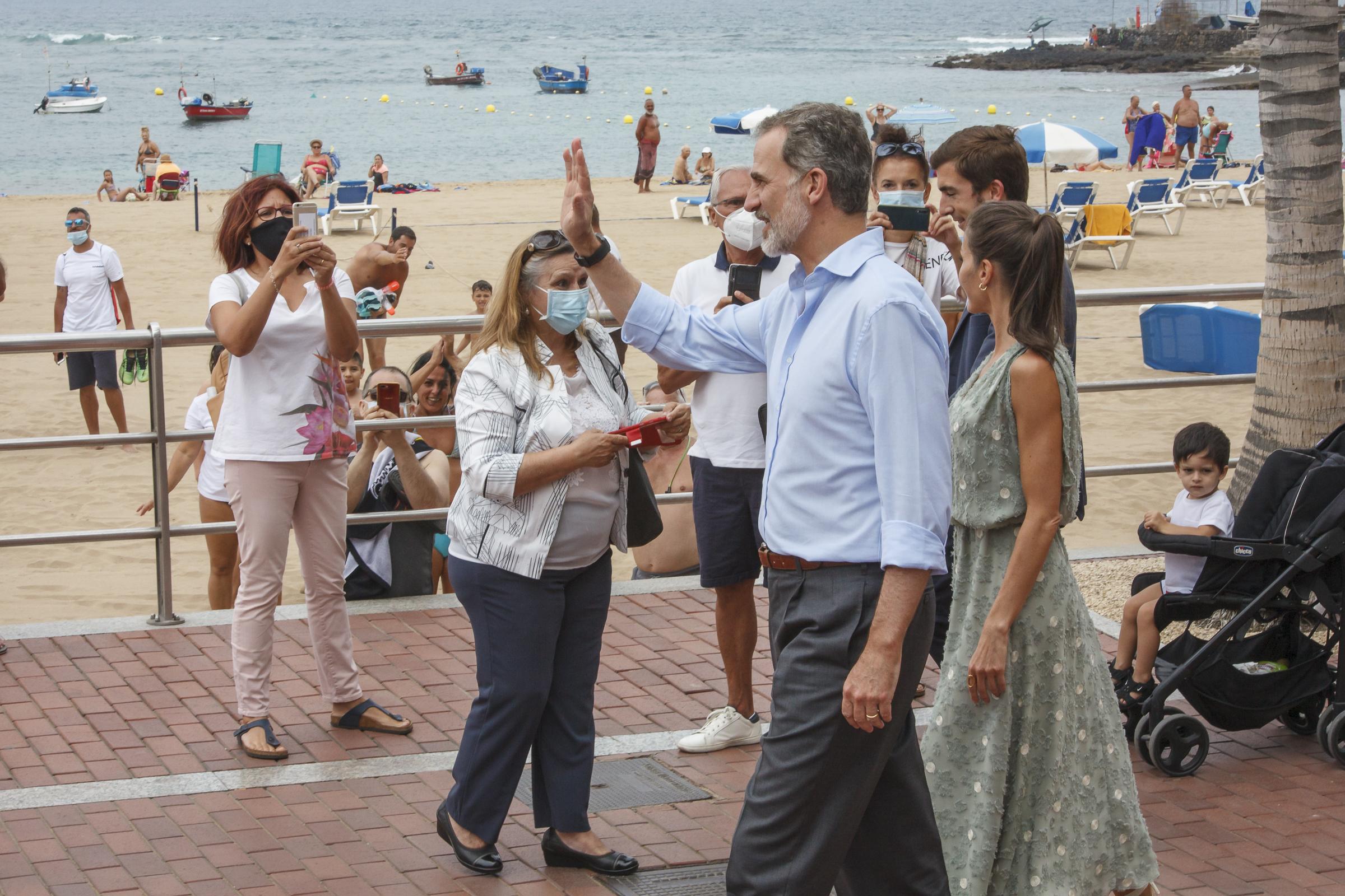 Los Reyes Felipe VI y Letizia en el Paseo de Las Canteras, en Las Palmas de Gran Canaria. EP