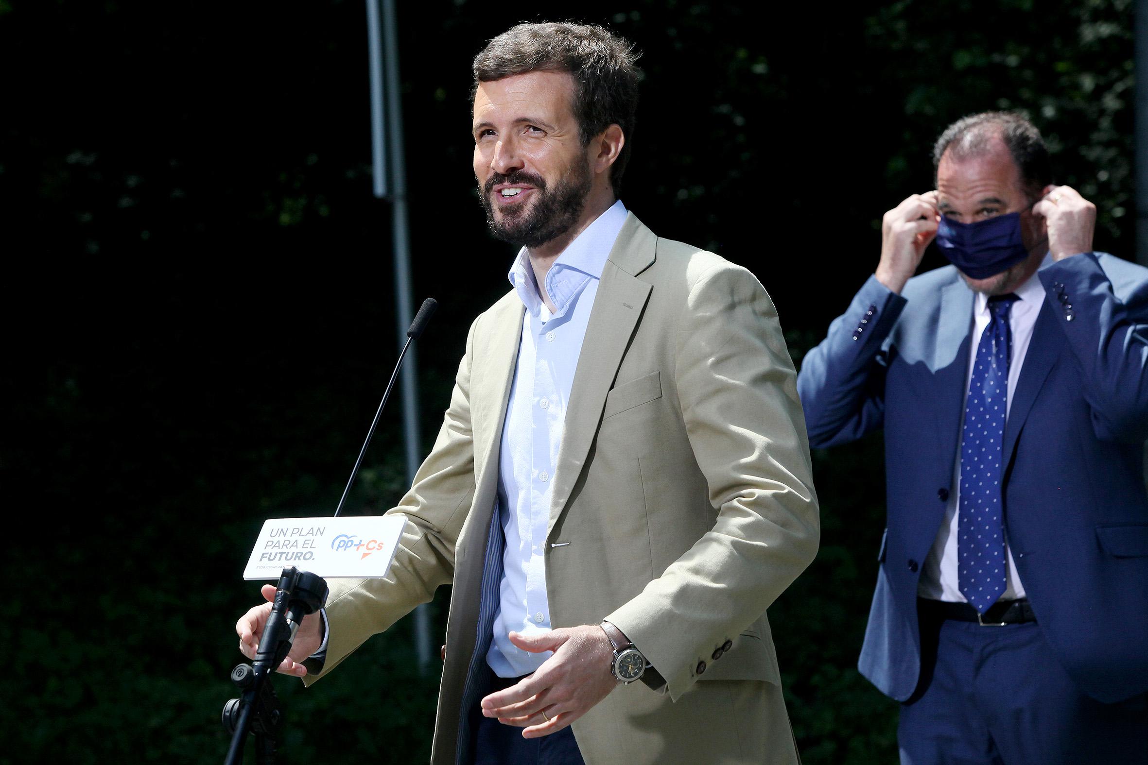 El presidente del PP, Pablo Casado, interviene en un mitin junto a Carlos Iturgaiz. EP