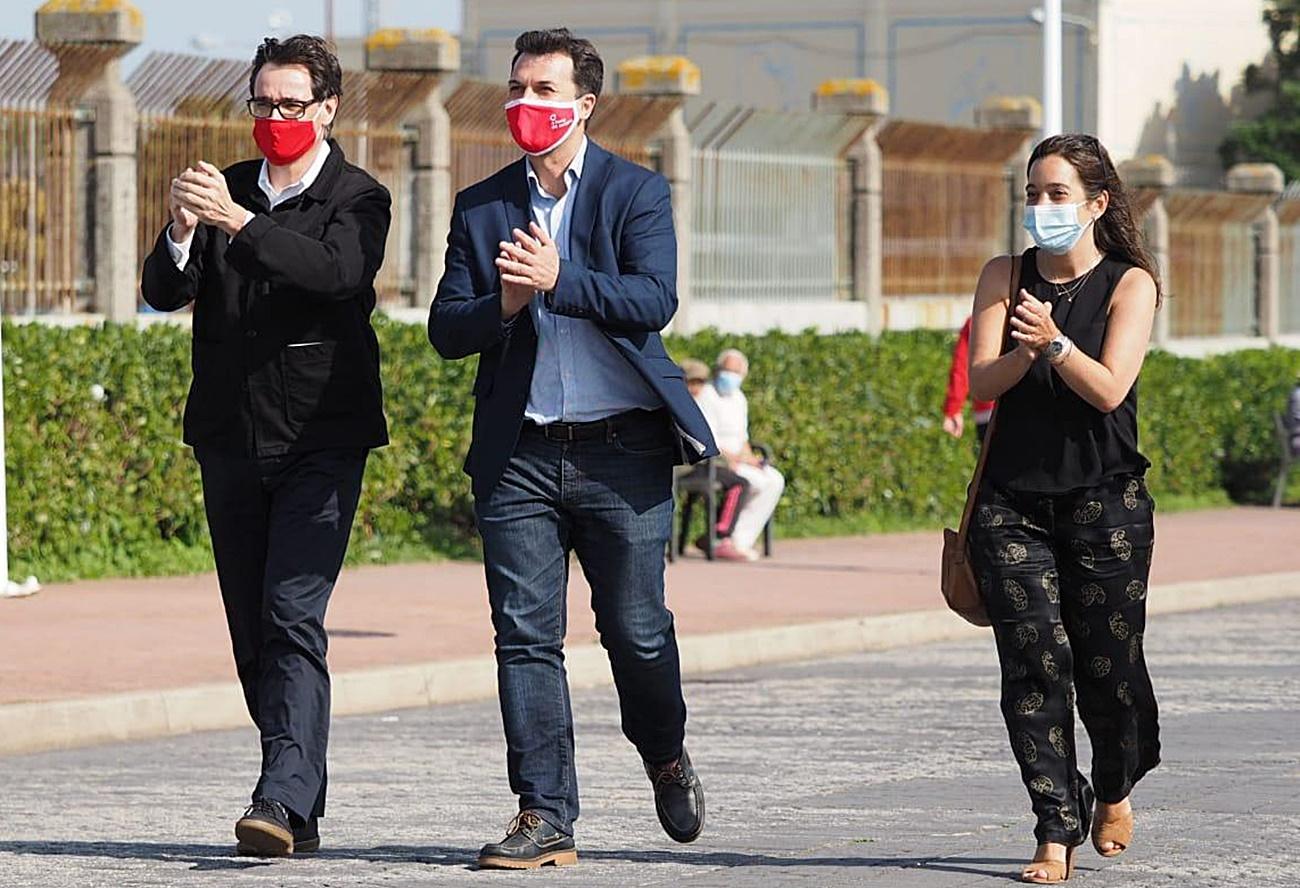 Gonzalo Caballero, candidato del PSdeG, en el centro, acompañado este miércoles por la alcaldesa de A Coruña, Inés Rey, y el ministro de Sanidad, Salvador Illa.