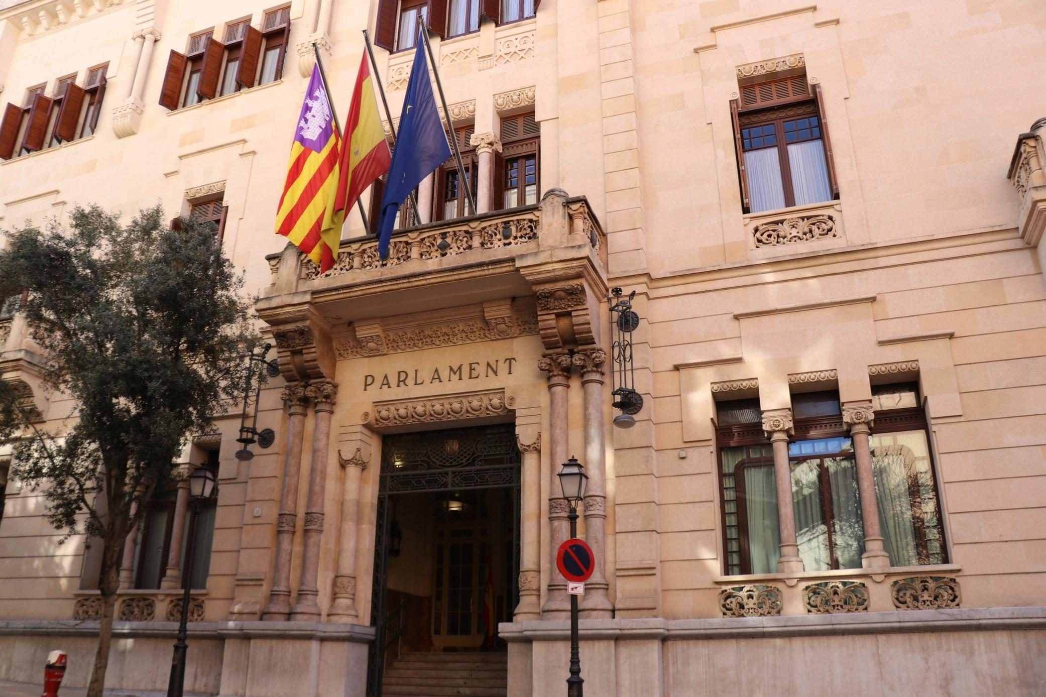  Puerta principal parlament baleares - EP