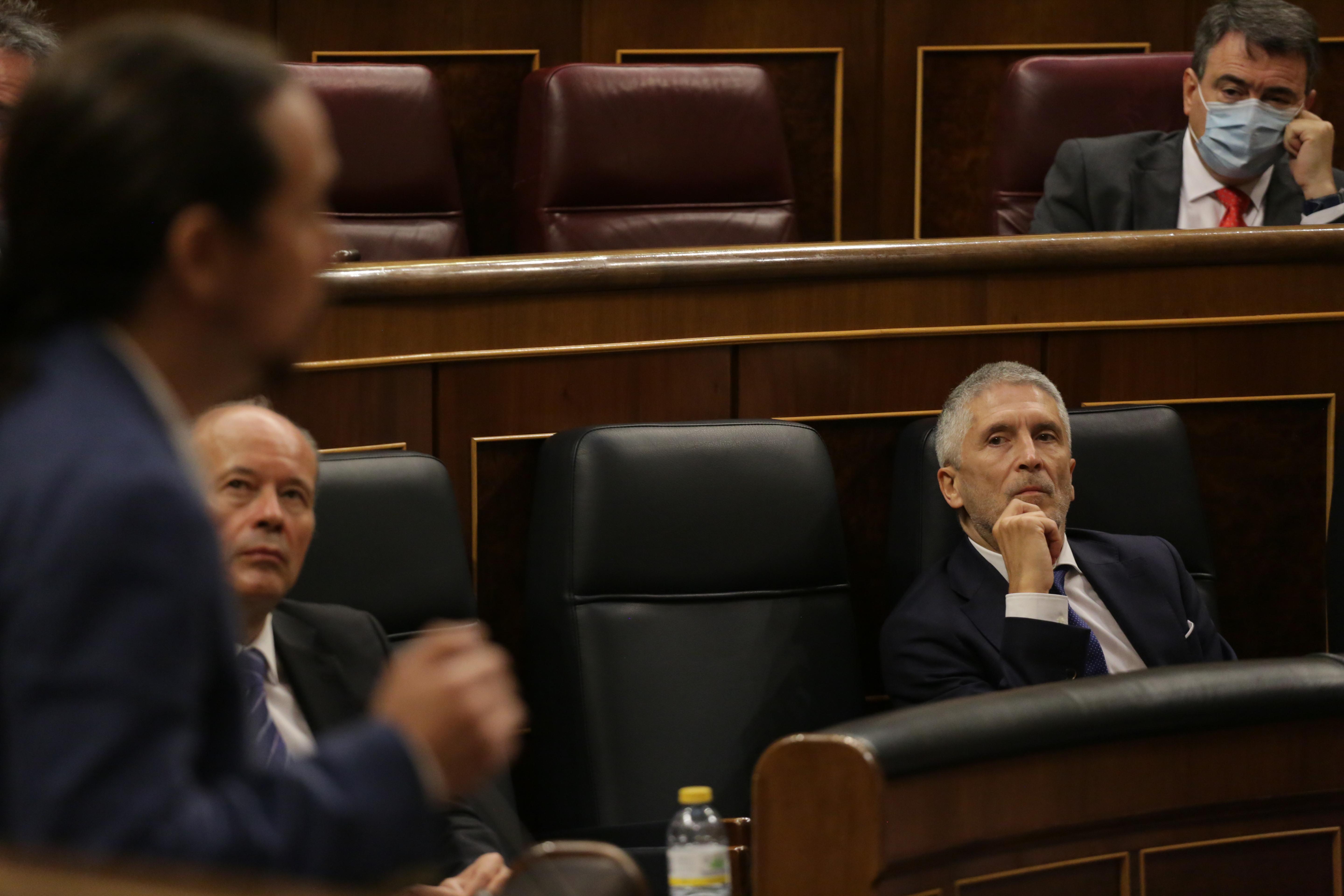 El ministro del Interior, Fernando Grande-Marlaska, atiende una intervención de Pablo Iglesias. EP
