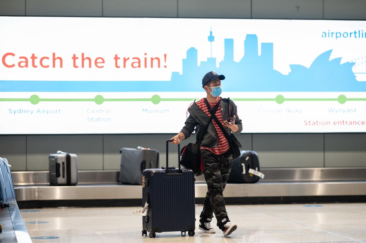 Un pasajero con mascarilla en el aeropuerto de Sidney