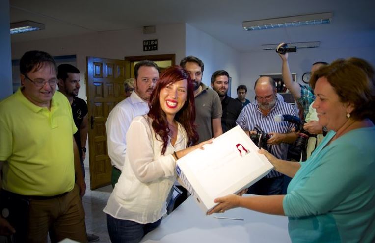 Patricia Hernández entregando los avales como candidata para presidir Canarias.