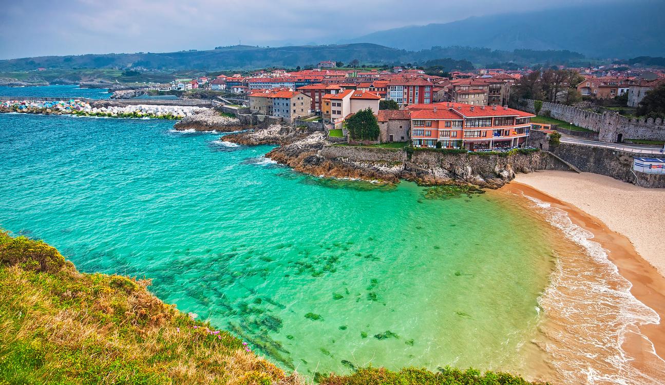 Llanes, el mejor pueblo costero de España para viajar en familia.