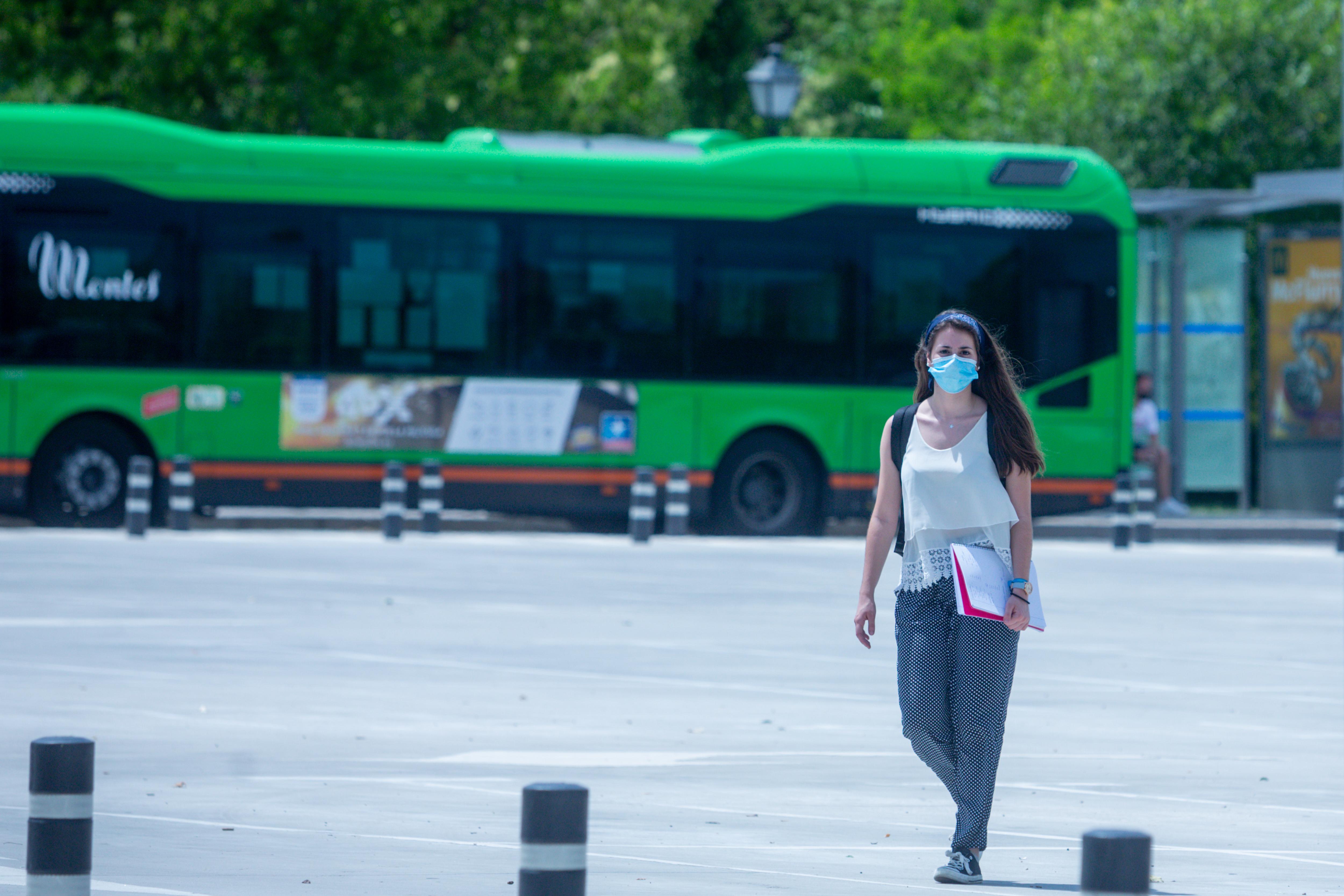 Una joven pasea por la Ciudad Universitaria de Madrid