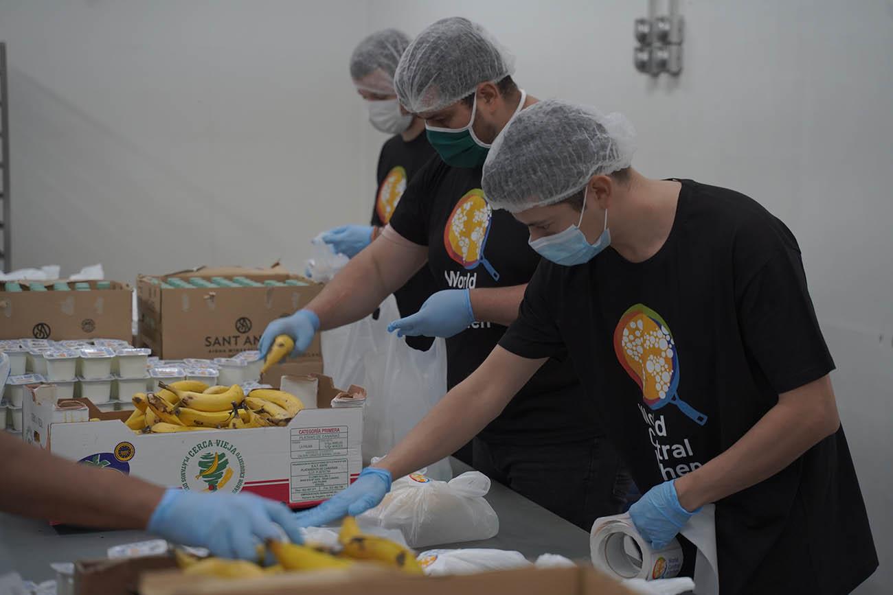 Los voluntarios de la Fundación la Caixa se han volcado en la campaña 'Ningún hogar sin alimentos' para ayudar a personas en situación de vulnerabilidad, agravada por la pandemia