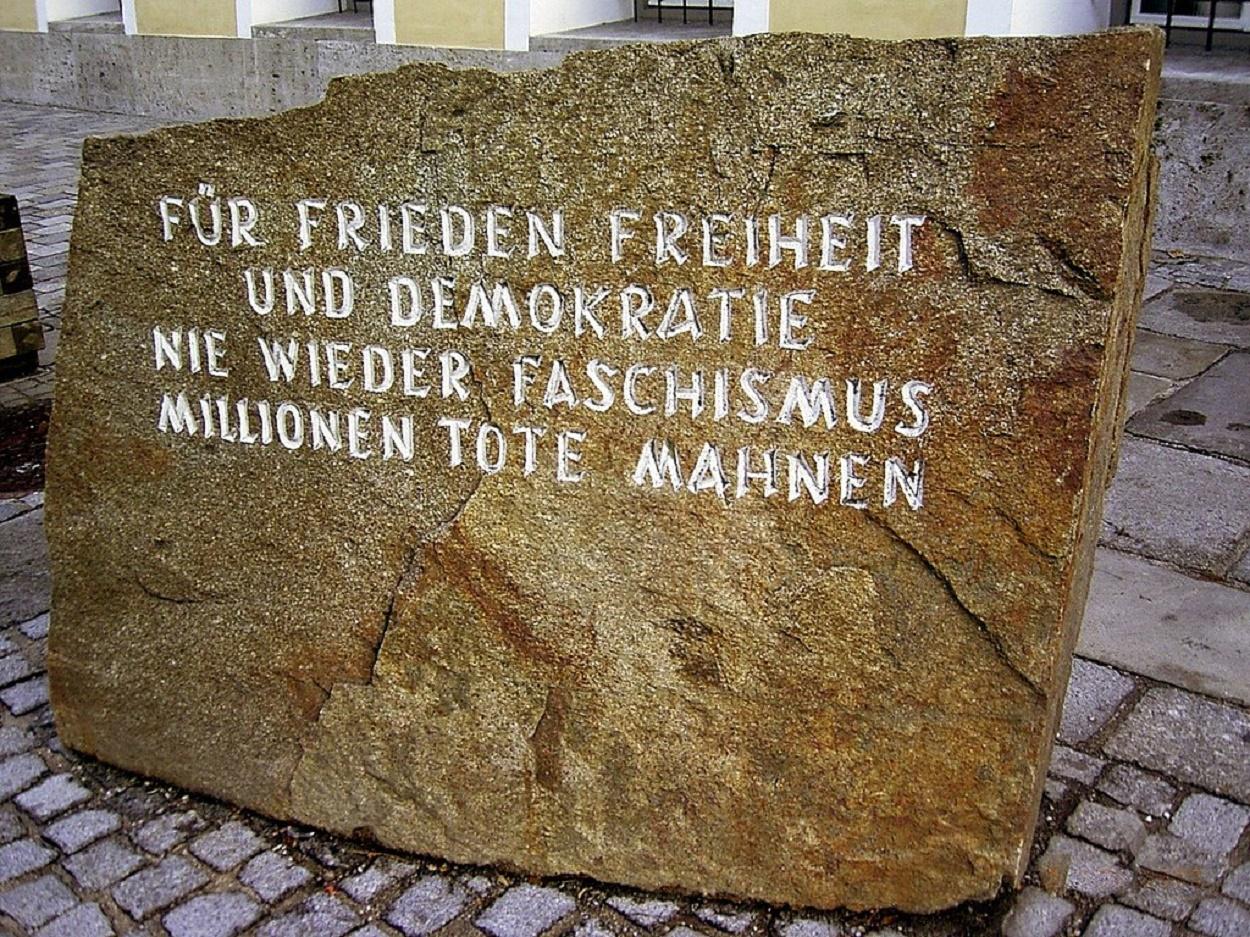 Piedra de aviso contra guerra y fascismo, en  Braunau am Inn (Austria)