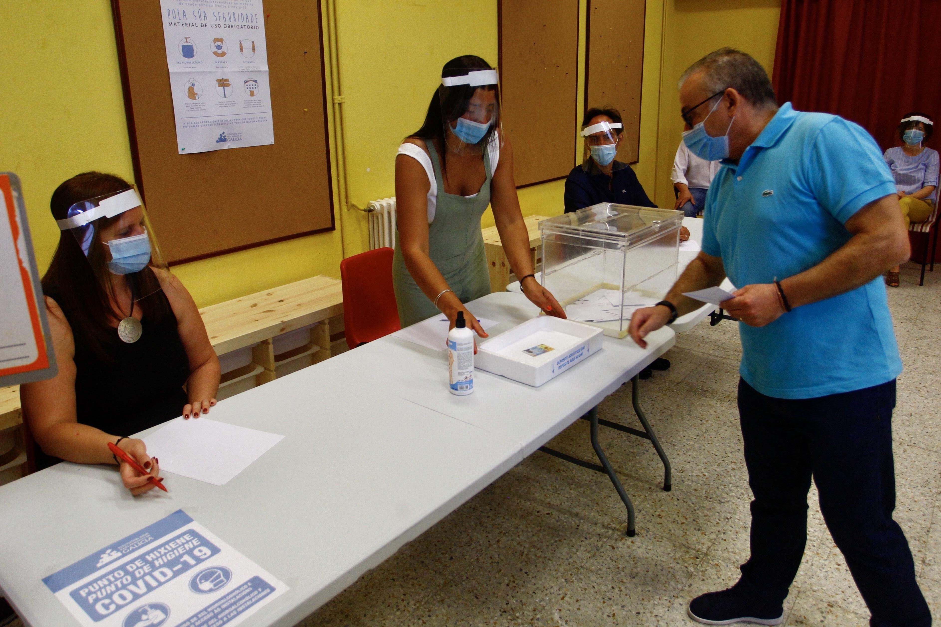 Un ciudadano deposita su voto en unas elecciones autonómicas. Archivo / EP