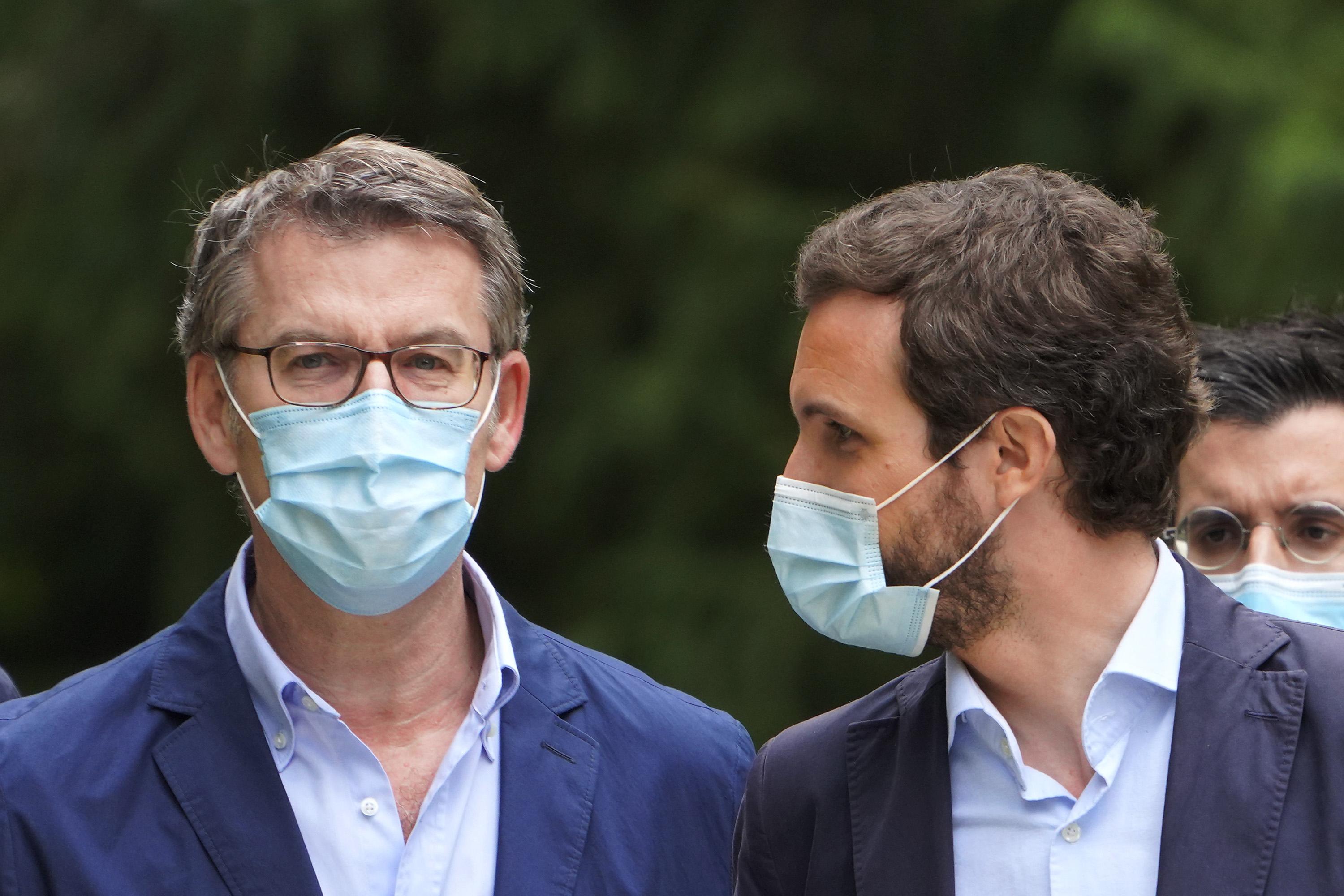 El líder del PP de Galicia, Alberto Núñez Feijóo; y el presidente del PP, Pablo Casado, durante la presentación de candidaturas del Partido Popular en Galicia para los comicios gallegos del 12 de julio, en Santiago de Compostela, Galicia (España)