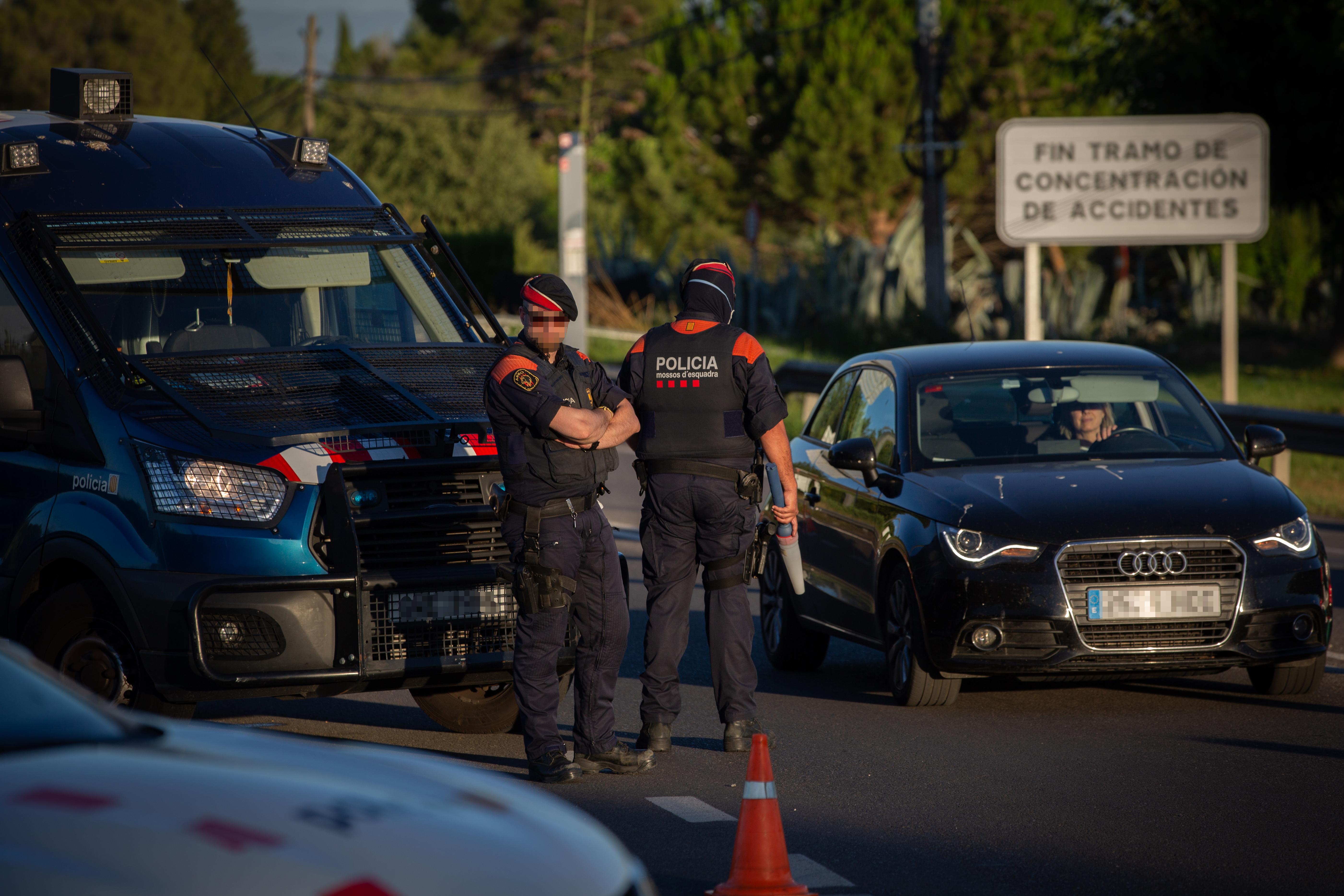 Un mosso d'Esquadra controla los accesos a Lleida. EP