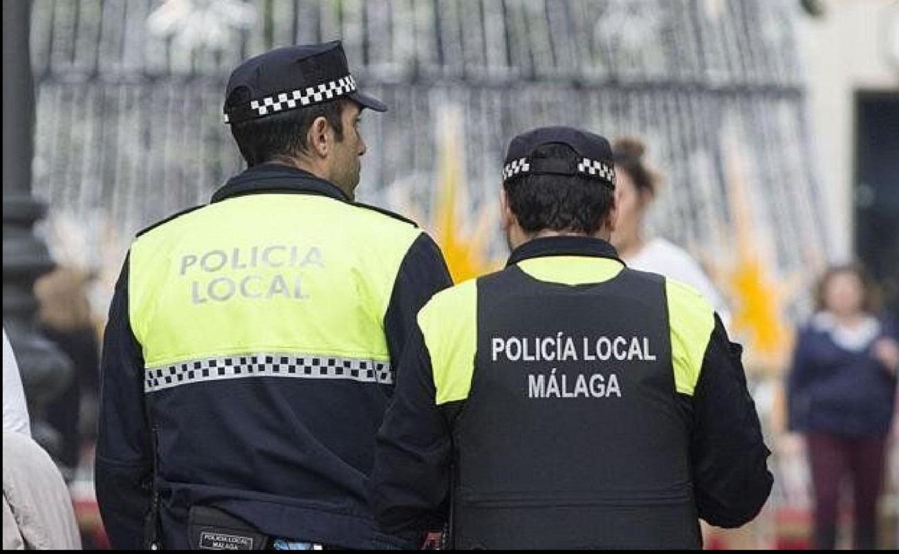 Imagen de archivo de dos agentes de la Policía Local de Málaga. Fuente: Europa Press.