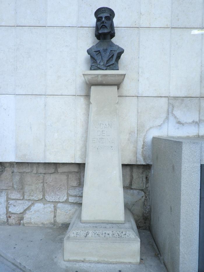 Escultura de Laureano Villanueva Gutiérrez (1968) representando a Juan del Encina