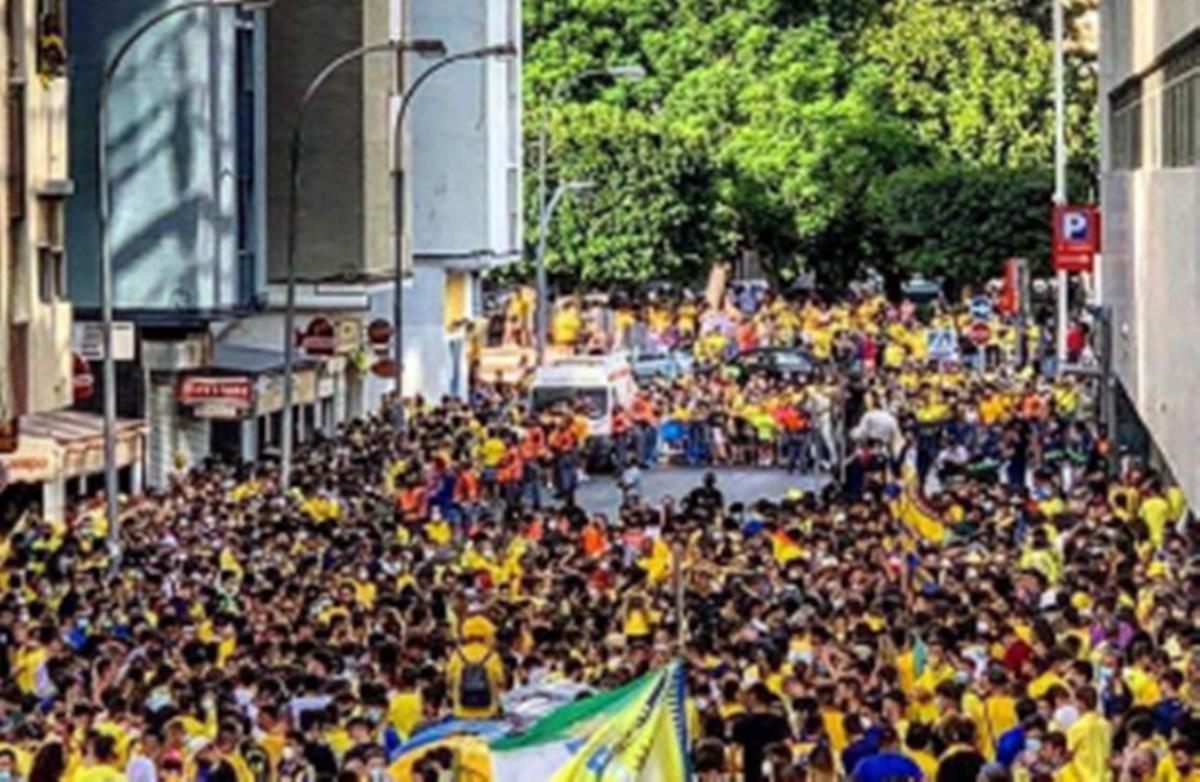 Aficionados del Cádiz en las inmediaciones del estadio Ramón de Carranza