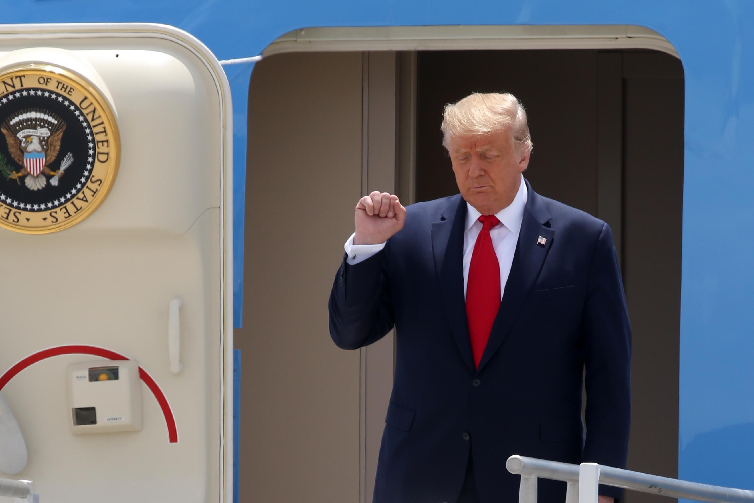 El president Donald Trump al bajarse del Air Force One en su llegada al aeropuerto de Miami