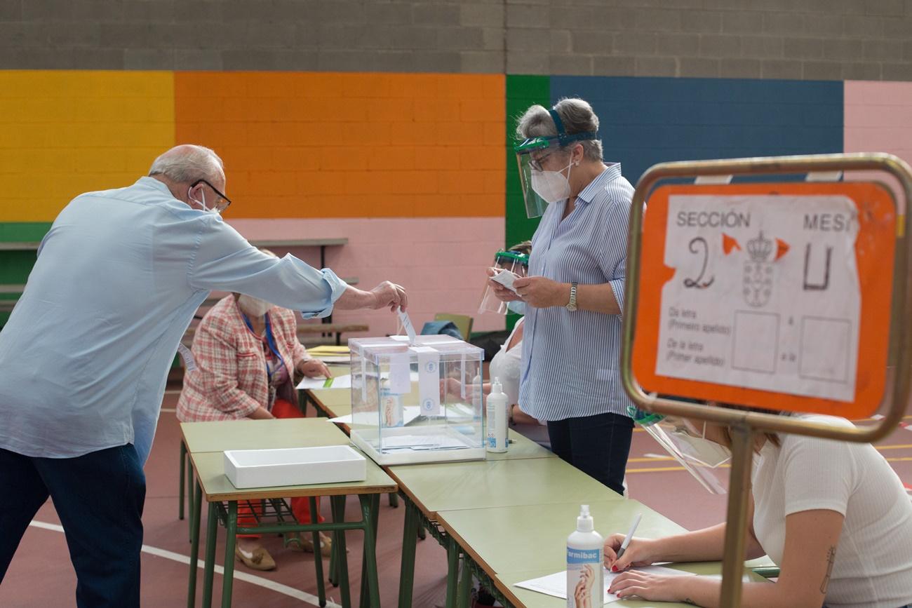 Elecciones Galicia 2020: Un hombre vota en Burela (Lugo)
