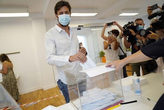 Antón Gómez Reino votando