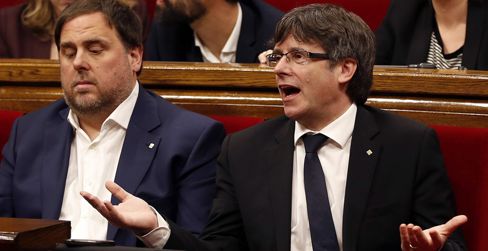 El presidente de la Generalitat, Carles Puigdemont, y su vicepresidente, Oriol Junqueras, durante un pleno del Parlamento de Cataluña.