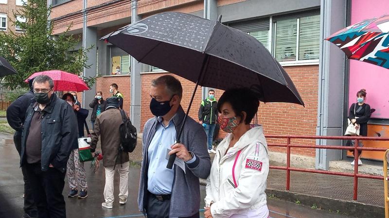 Iñigo Urkullo acude a votar junto a su mujer. Europa Press