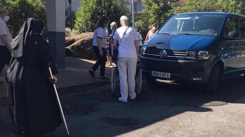 Traslado de mayores de una residencia de Ourense a un colegio electoral