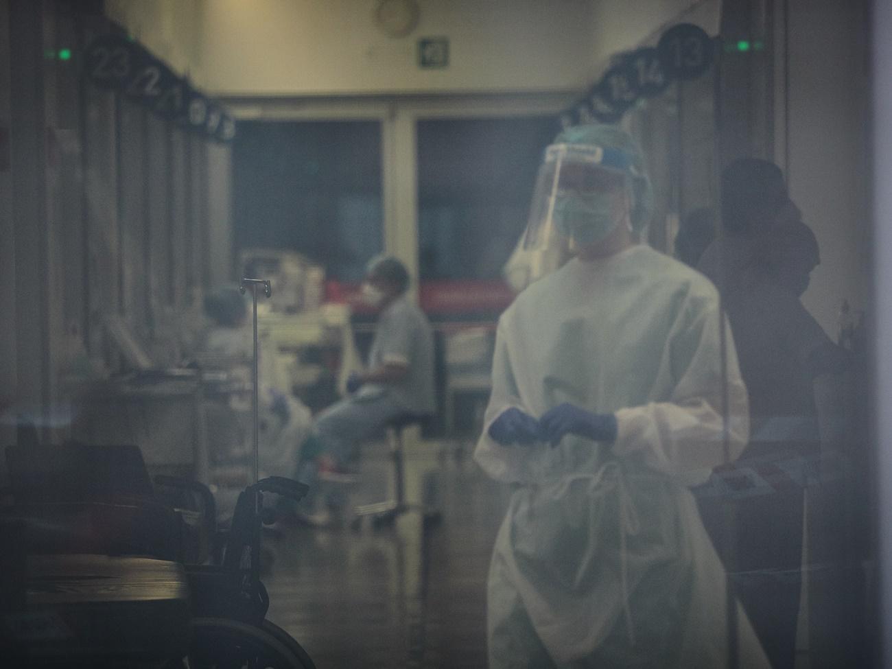 Trabajadores sanitarios en el complejo hospitalario de Navarra