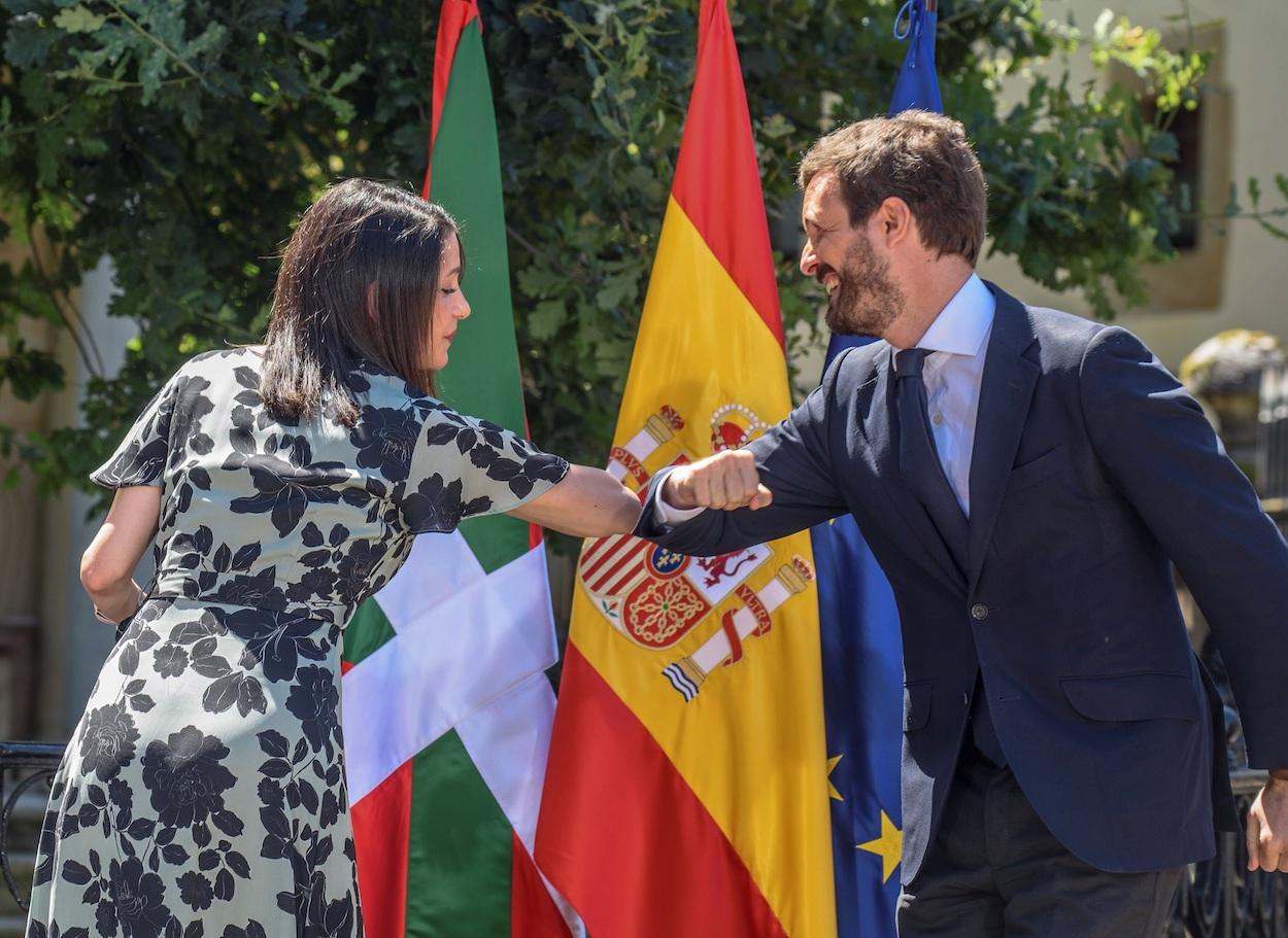 La presidenta de Ciudadanos, Inés Arrimadas; y el presidente del Partido Popular, Pablo Casado, se saludan con el codo durante el acto central de campaña de la coalición PP+C´s