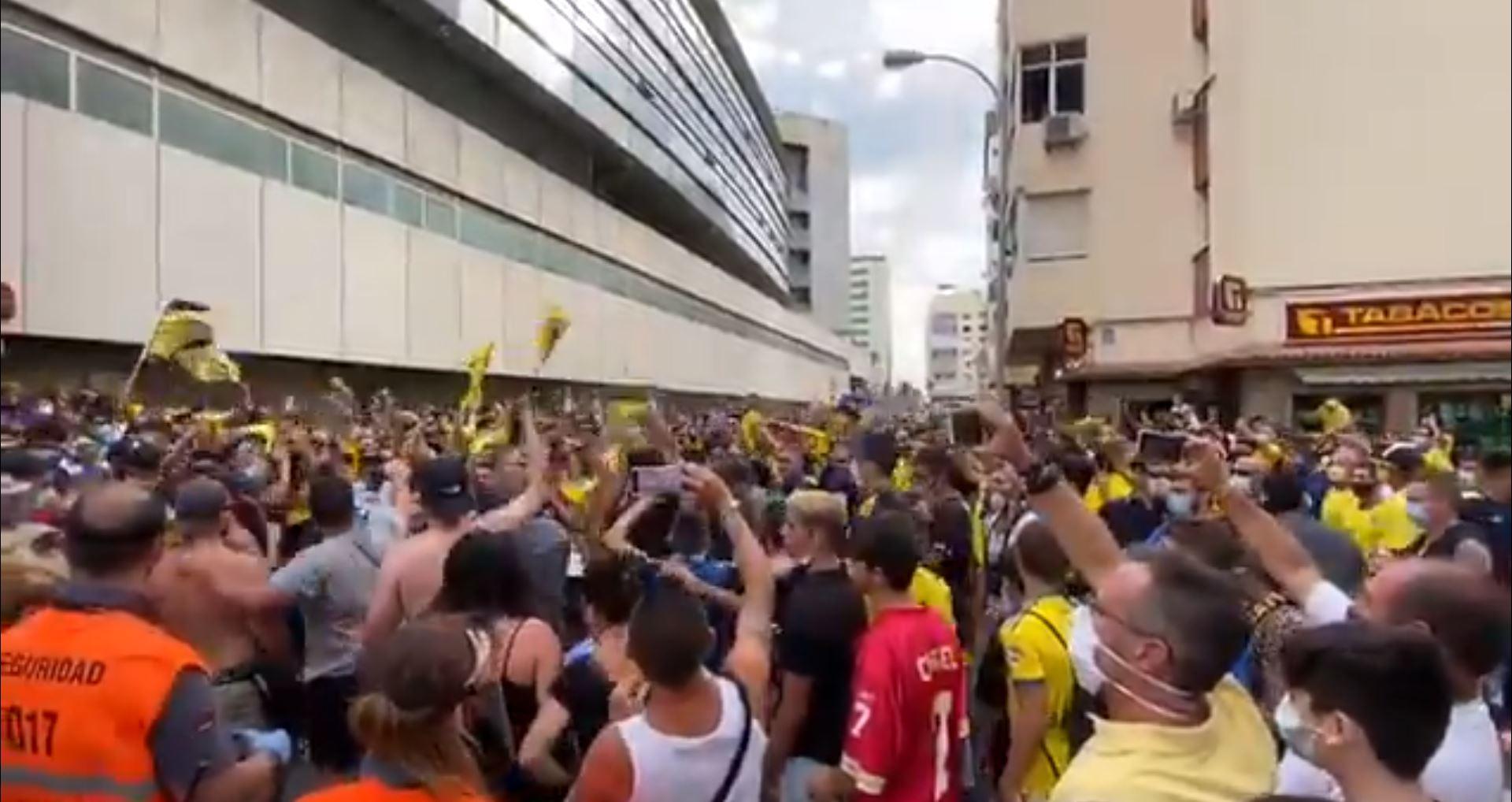 Recibimiento del los aficionados del Cádiz a sus jugadores