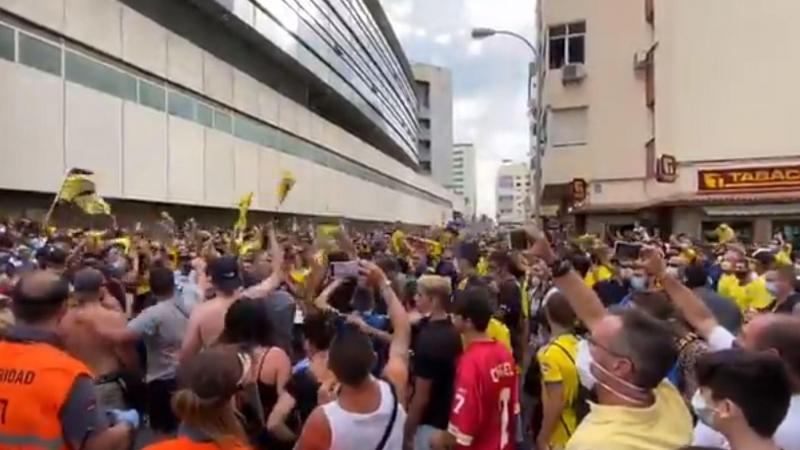Recibimiento del los aficionados del Cádiz a sus jugadores