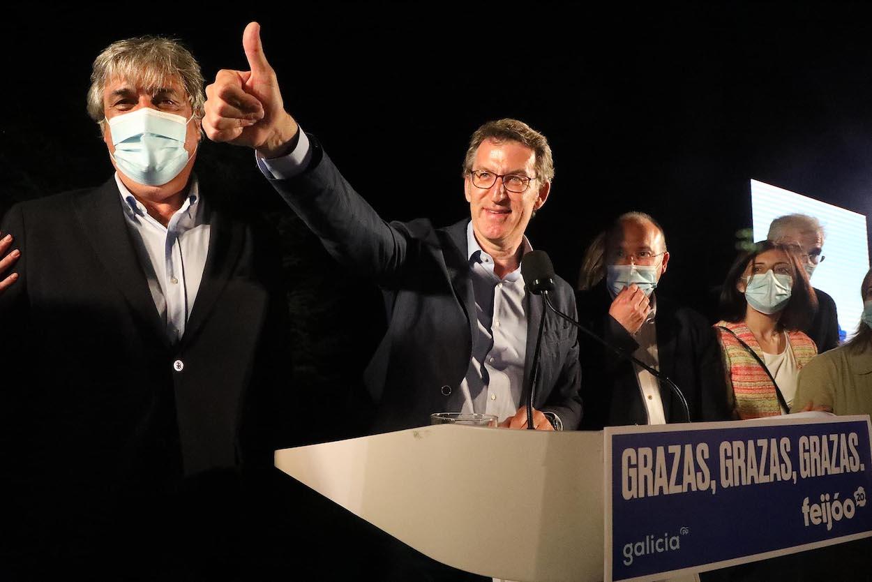 El presidente de la Xunta y candidato a la reelección por el PP, Alberto Núñez Feijóo, celebra su victoria en las elecciones gallegas