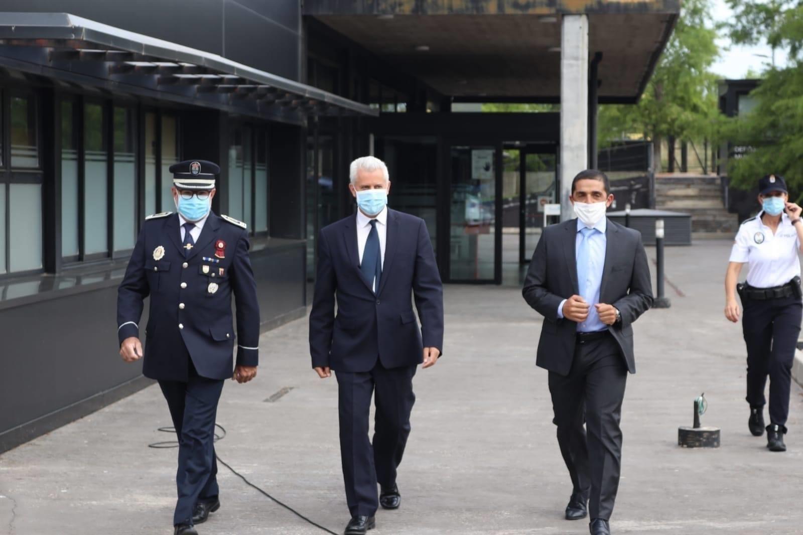 El alcalde de San Sebastián de los Reyes, Narciso Romero, con el vicealcalde de la localidad, Miguel Ángel Martín Perdiguero, y miembros de la Policía Local de San Sebastián de los Reyes.