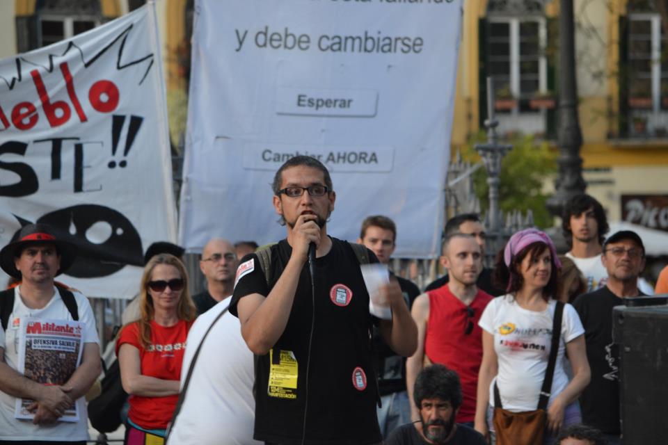 Neonazis propinan una brutal paliza a un líder estudiantil al salir de una asamblea de Podemos