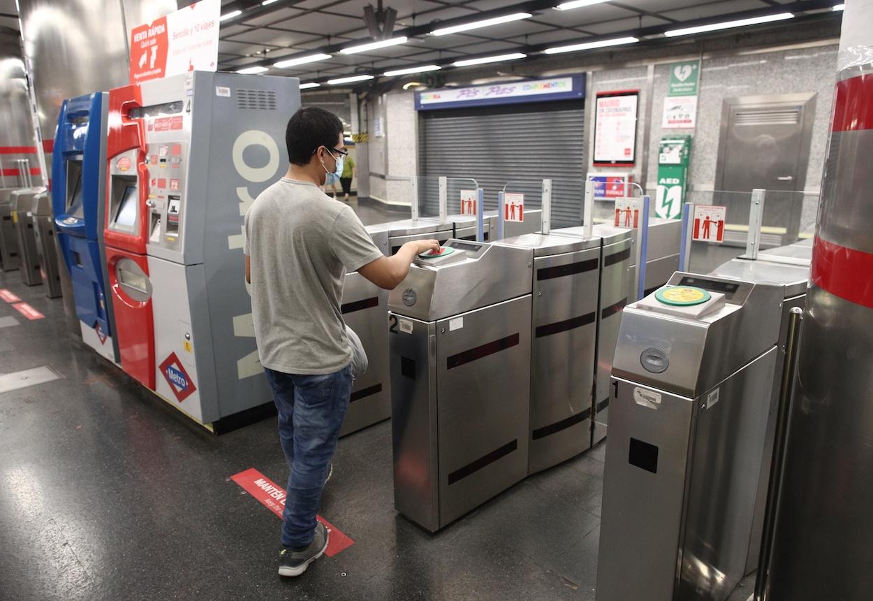 Un joven entrando al Metro de Madrid en la estación de Plaza de España