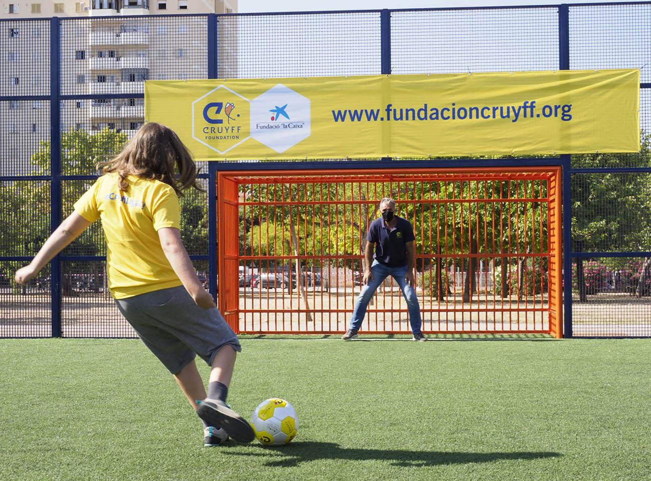 La Fundación Cruyff y la Fundación ”la Caixa” inauguran el Cruyff Court Palma con Miquel Àngel Nadal como embajador