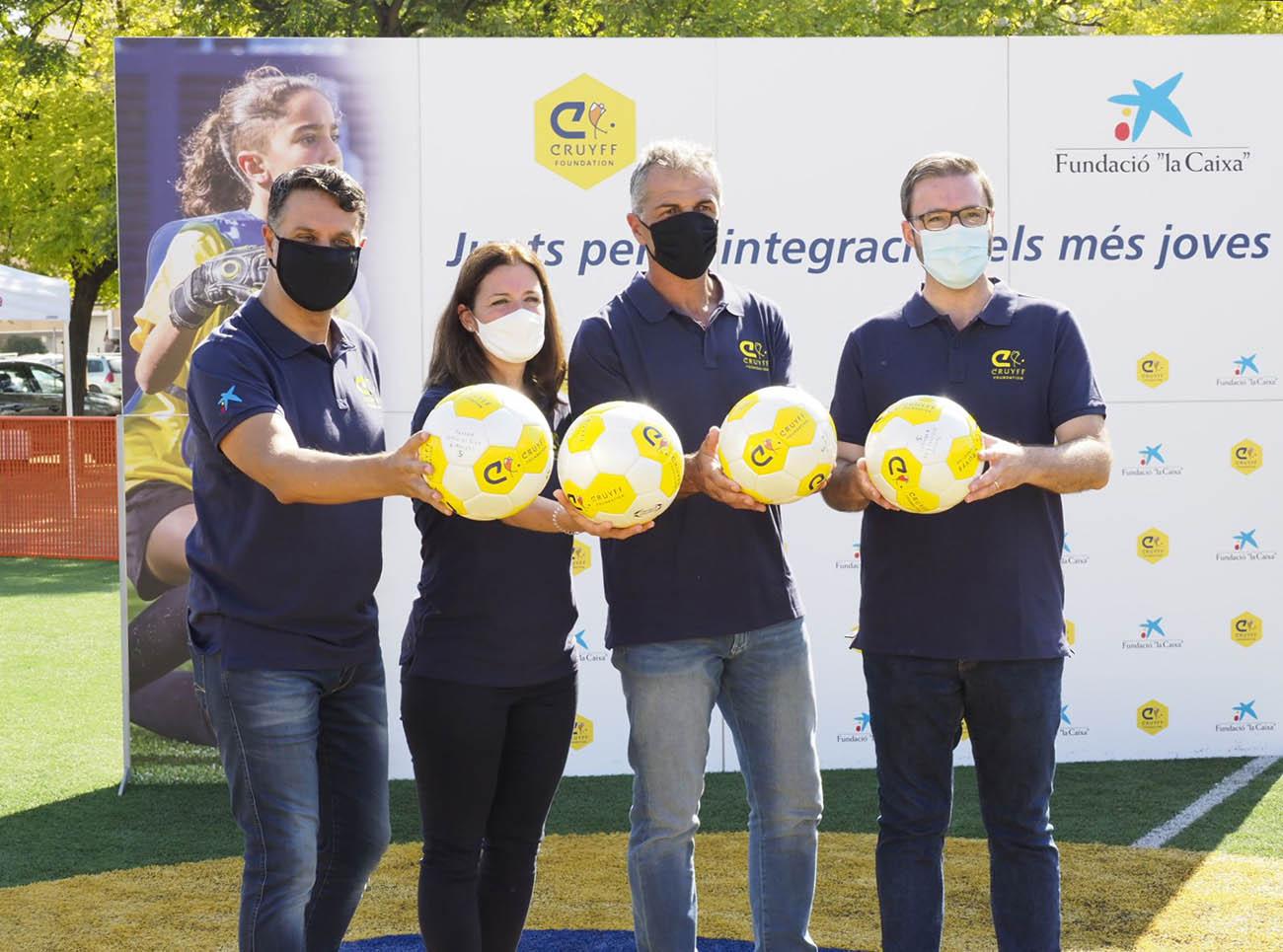 De izquierda a derecha: el director del Área de Acción Comercial y Educativa de la Fundación ”la Caixa”, Xavier Bertolín; la directora de la Fundación Cruyff, Pati Roura; el exfutbolista del FC Barcelona y miembro del Dream Team entrenado por Johan Cruyff y padrino del Cruyff Court, Miquel Àngel Nadal, y el alcalde de Palma, José Hila, han inaugurado el Cruyff Court Palma, un proyecto que apuesta por el deporte como vía de inclusión y cohesión social De izquierda a derecha: el director del Área de Acción Comercial y Educativa de la Fundación ”la Caixa”, Xavier Bertolín; la directora de la Fundación Cruyff, Pati Roura; el exfutbolista del FC Barcelona y miembro del Dream Team entrenado por Johan Cruyff y padrino del Cruyff Court, Miquel Àngel Nadal, y el alcalde de Palma, José Hila, han inaugurado el Cruyff Court Palma, un proyecto que apuesta por el deporte como vía de inclusión y cohesión social