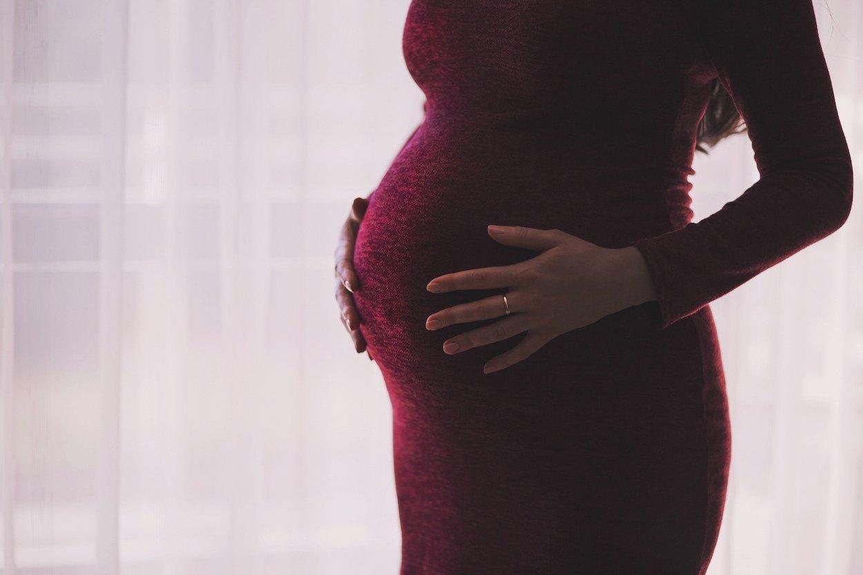 Imagen de archivo de una mujer embarazada