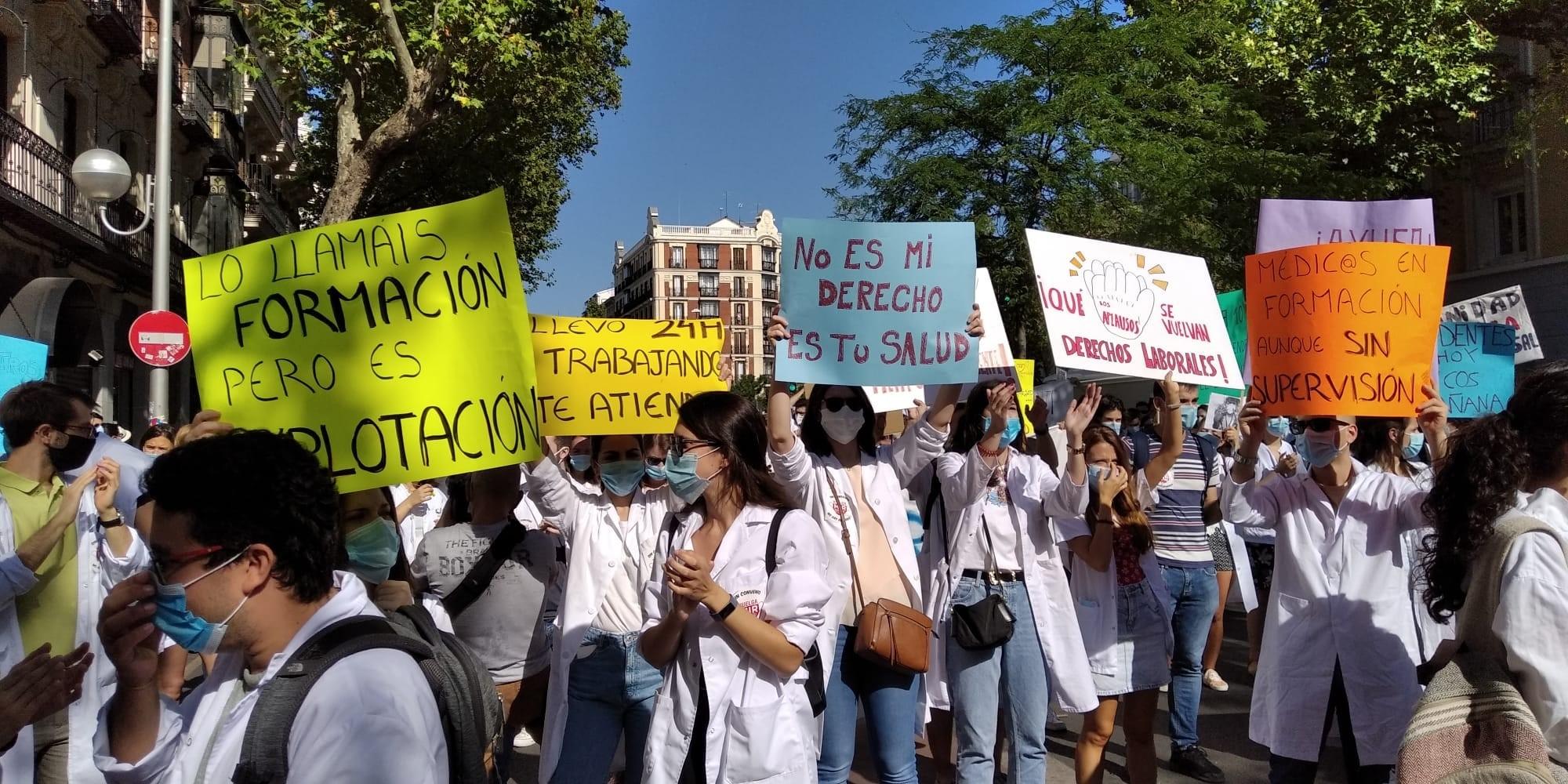 Cerca de un millar de MIR se manifiestan frente a dependencias de la Consejería de Sanidad de Madrid junto a sindicatos