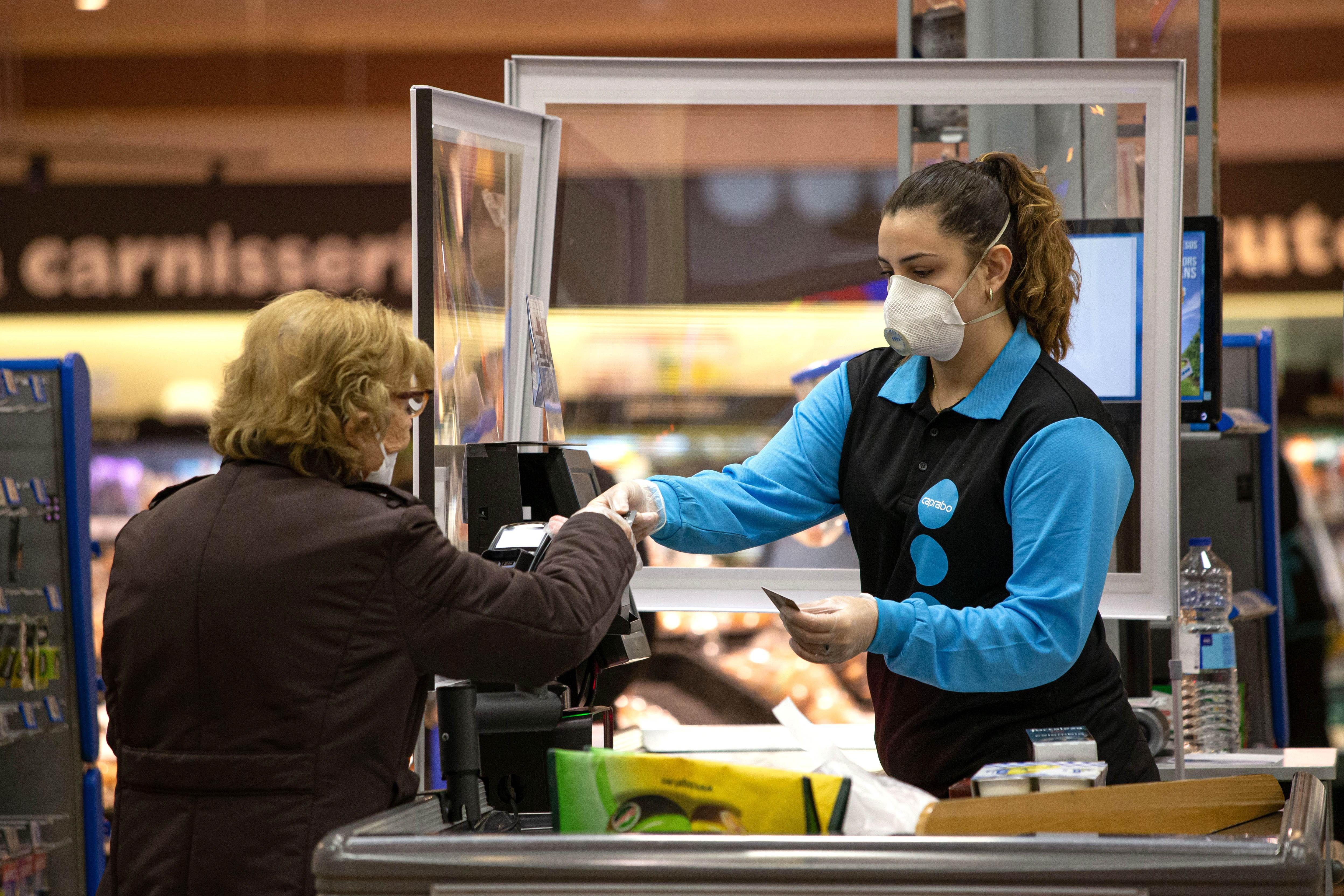 Una mujer paga su compra a una cajera / EP