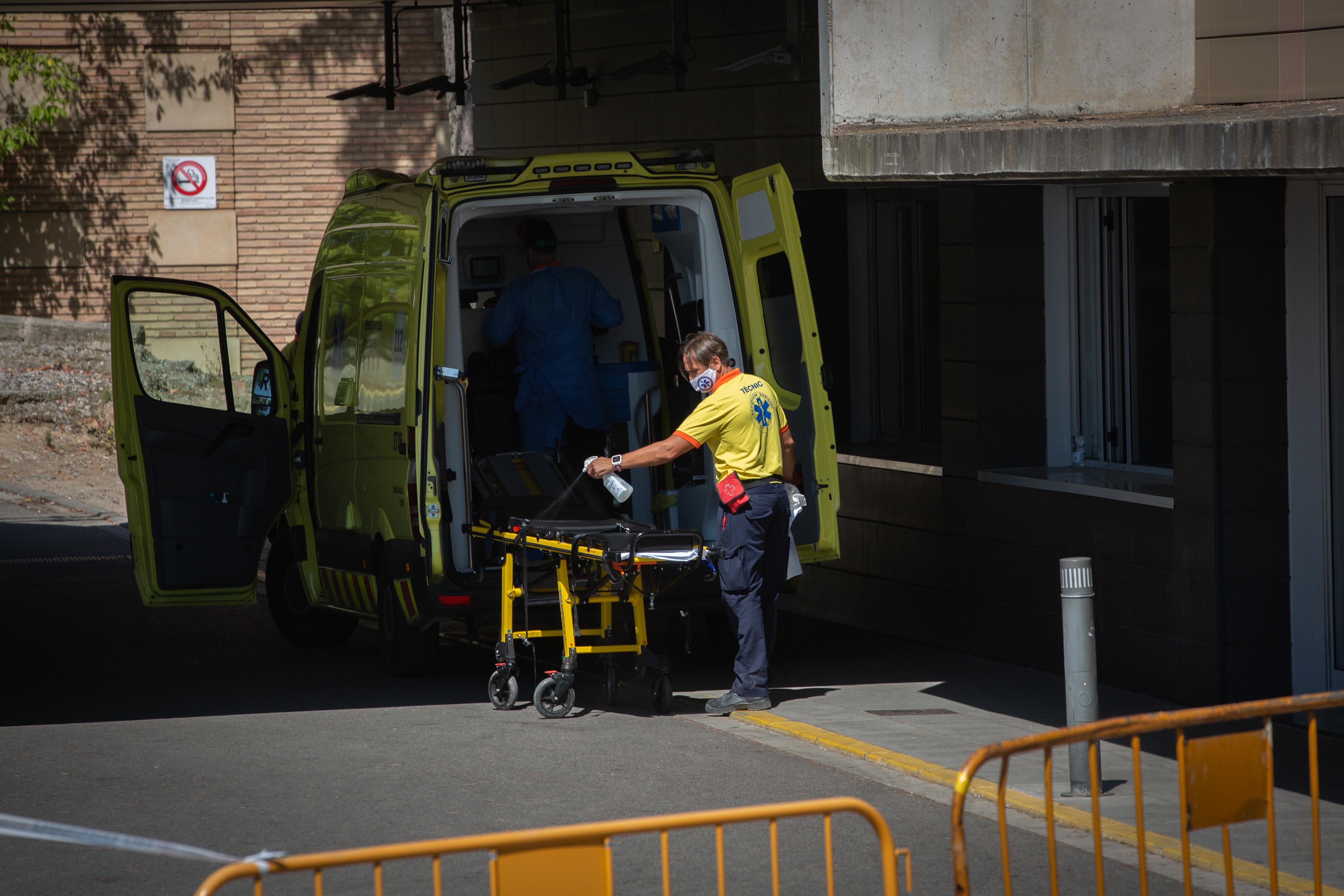 Un sanitario desinfecta una camilla de una ambulancia en el Hospital Universitario Arnau de Vilanova de Lleida / EP