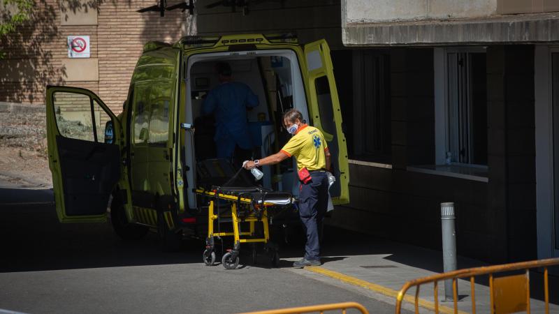 Un sanitario desinfecta una camilla de una ambulancia en el Hospital Universitario Arnau de Vilanova de Lleida / EP