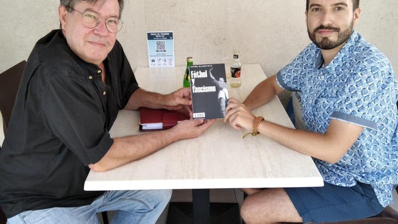 Juan Luis Valenzuela con el autor de Fútbol y fascismo