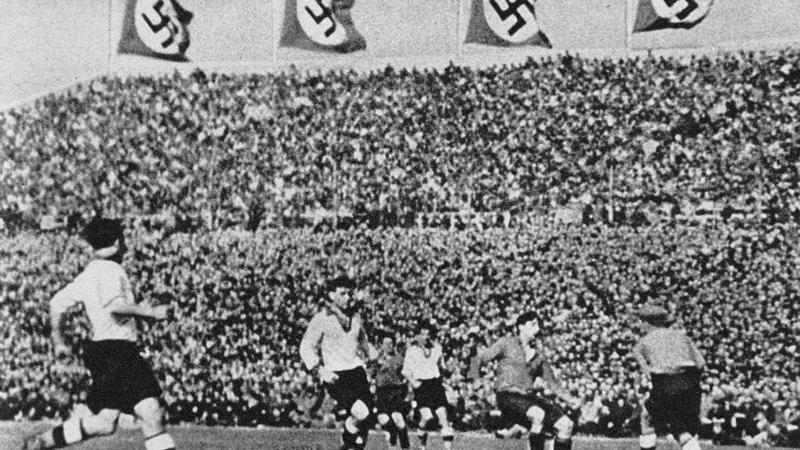 Partido de fútbol con banderas nazis