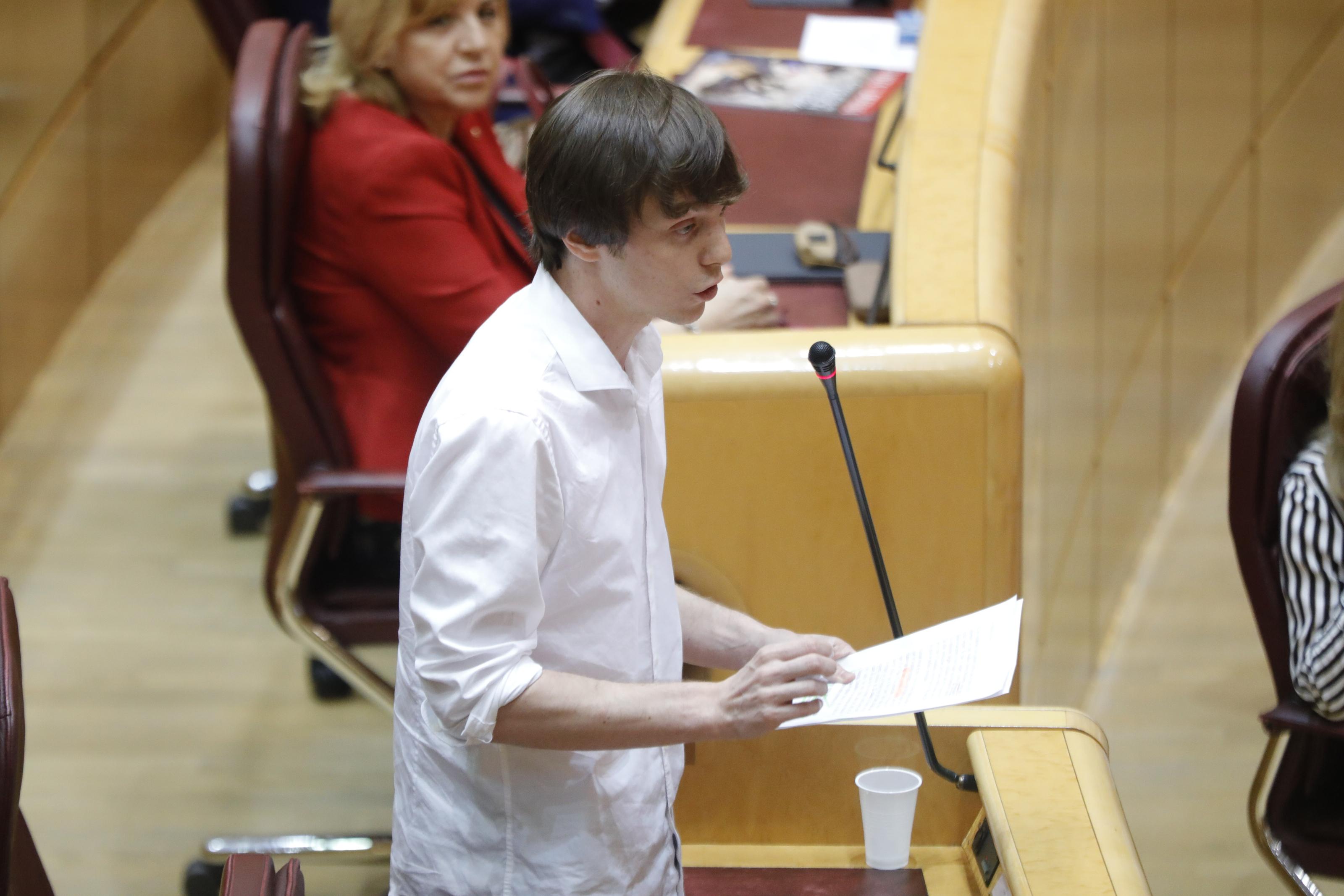 El senador de Más Madrid Eduardo Fernández Rubiño, durante su intervención en una sesión plenaria en el Senado