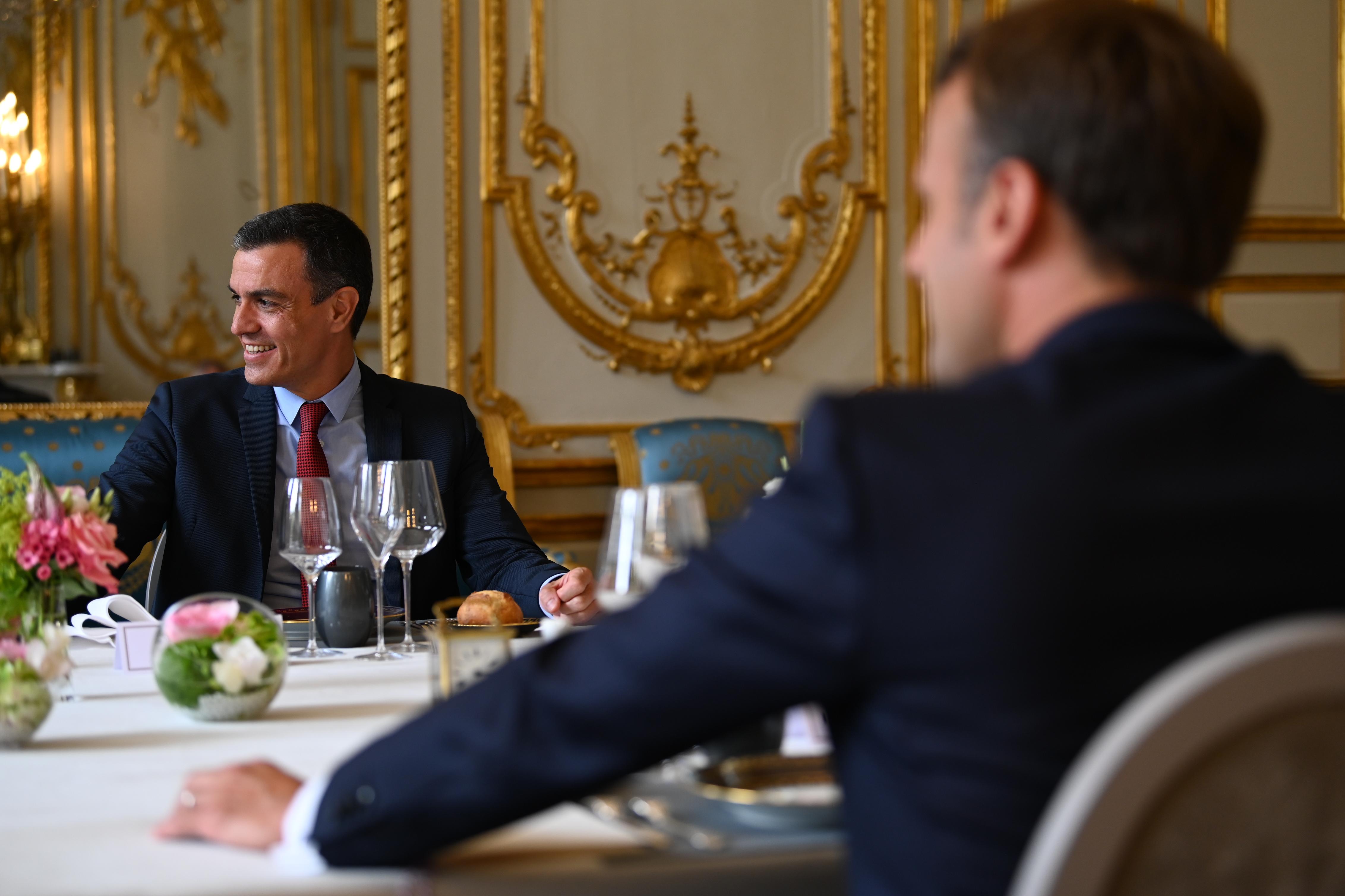 Pedro Sánchez y Emmanuel Macron en el Palacio del Elíseo durante un almuerzo