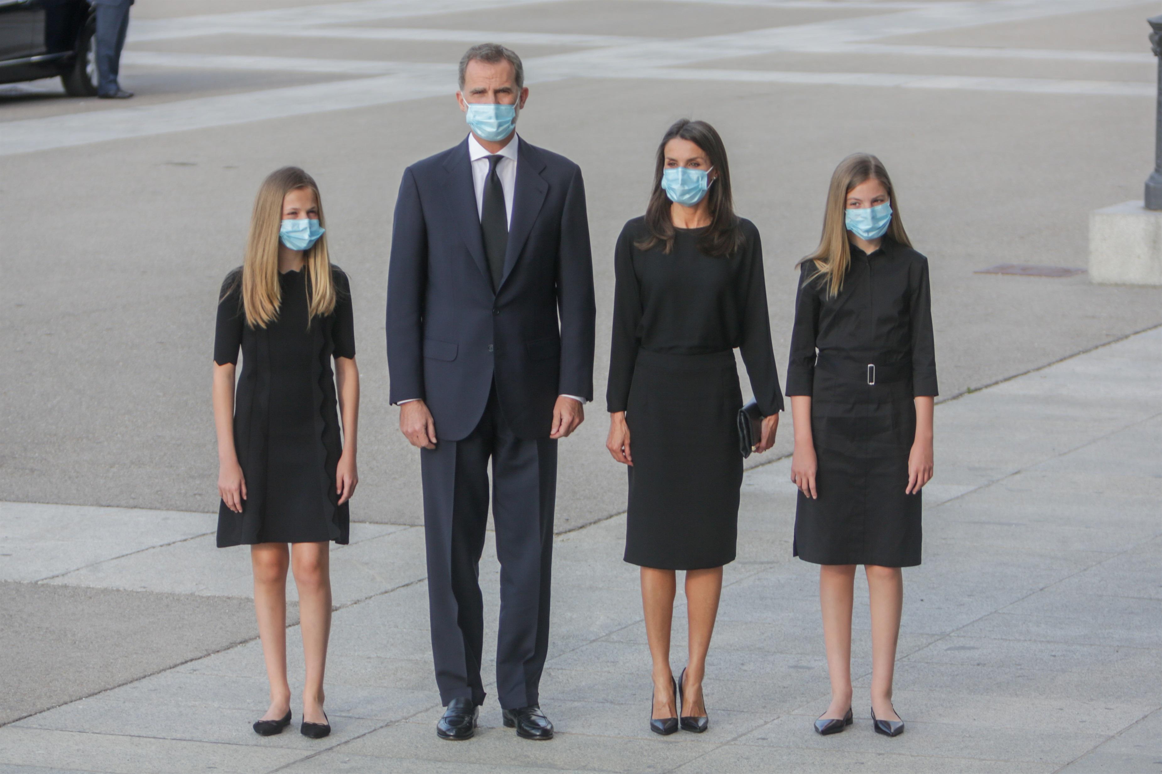 El Rey Felipe VI, la Reina Letizia, la princesa Leonor y la infanta Sofía a la entrada de la Santa Misa celebrada en recuerdo de todas las víctimas del COVID-19 en la Catedral de la Almudena