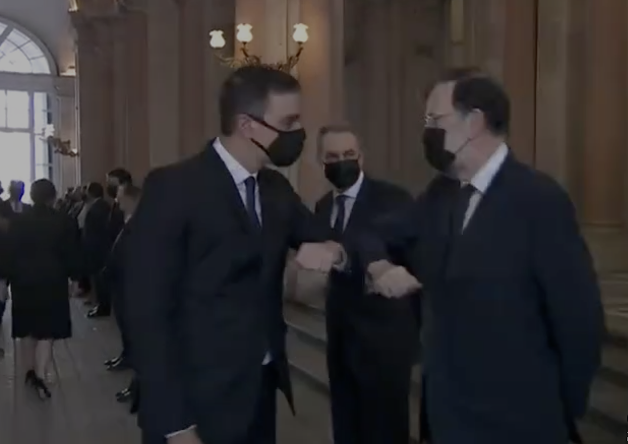 El presidente del Gobierno, Pedro Sánchez, saluda a Mariano Rajoy